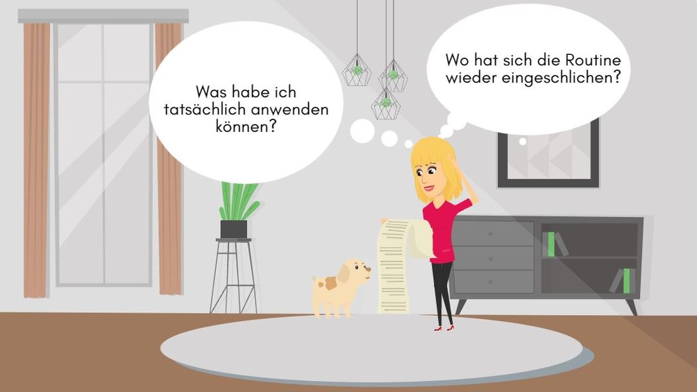 Das Brief zeigt eine Seminarteilnehmende auf einer Couch in ihrem Wohnzimmer. Sie liest den "Brief an mich selbst".