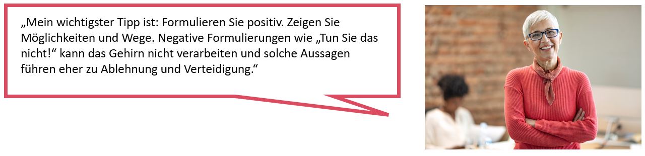 Das Bild zeigt auf der rechten Seite das Portrait einer Frau, die freundlich in die Kamera lächelt und auf der linken Seite eine Sprechblase mit einem Tipp zu Feedbackgesprächen.