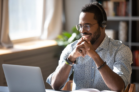 Online-Trainer vor dem Rechner Online-Trainer vor dem Rechner