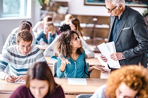 Das Bild zeigt einen Dozenten im Konflikt mit einer Seminarteilnehmerin, die etwas nicht versteht.