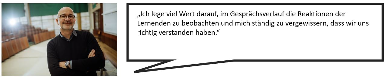 Das Bild zeigt auf der linken Seite das Portrait eines Mannes, der freundlich in die Kamera lächelt und auf der rechten Seite eine Sprechblase mit einem Tipp zu Feedbackgesprächen.